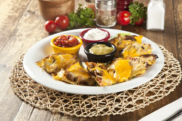 Nachos mit Guacemole-Sauce und Cheddar-Käse — Stockfoto