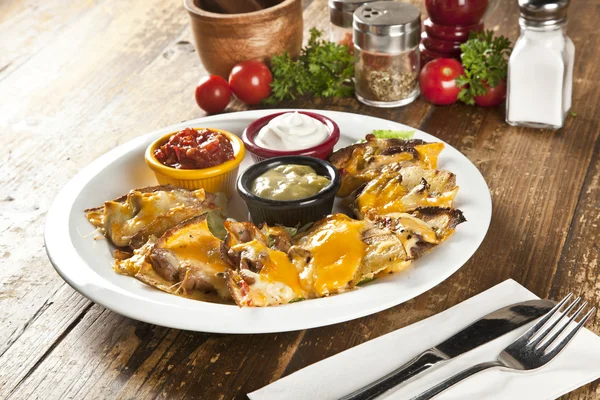 Nachos con salsa de guacemole y queso cheddar — Foto de Stock