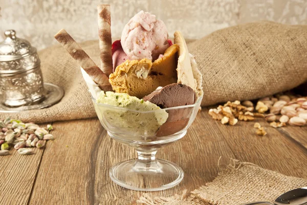 Helado de helado en taza de helado — Foto de Stock