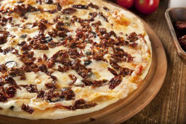 İtalyan süper lezzetli karışık kurutulmuş domates ve zeytin pizza