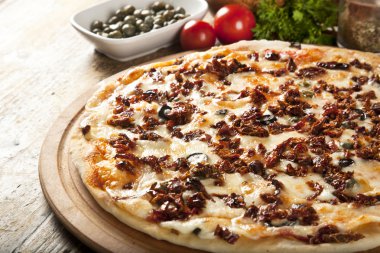 İtalyan süper lezzetli karışık kurutulmuş domates ve zeytin pizza