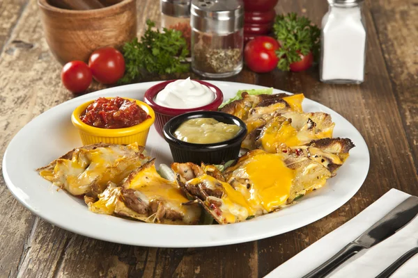 Nachos mit Guacemole-Sauce und Cheddar-Käse — Stockfoto