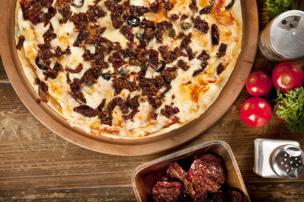 Italian super delicious mixed Dried tomatoes and olive pizza — Stock Photo, Image