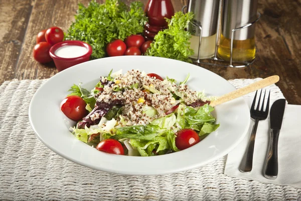 Salada de quinoa, comida vegetariana e dietética — Fotografia de Stock