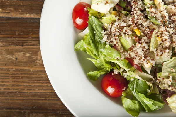Salada de quinoa, comida vegetariana e dietética — Fotografia de Stock