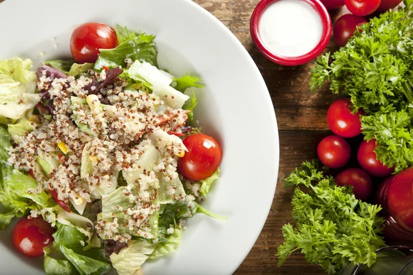 Ensalada de quinua, comida vegetariana y dietética —  Fotos de Stock