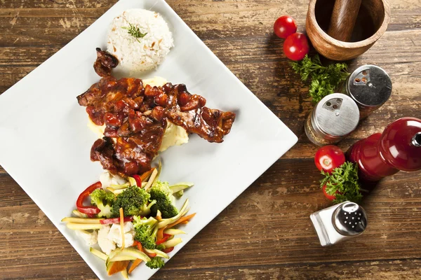 Huhn in Tomatensauce mit gekochtem Gemüse, türkischem Pilav (Pilaf), Thymian und Salbei — Stockfoto