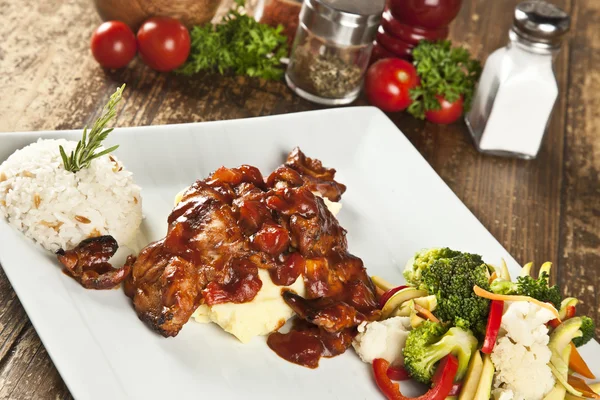 Frango em molho de tomate com legumes fervidos, pilav turco (pilaf), tomilho e sálvia — Fotografia de Stock