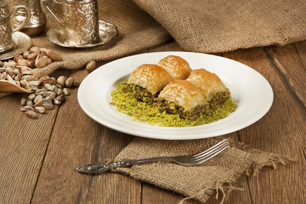 Türkisches Ramadan Dessert Baklava mit konzeptionellem Hintergrund — Stockfoto