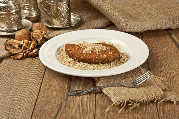 Türkisches Dessert kadayif kunefe mit Pistazien — Stockfoto