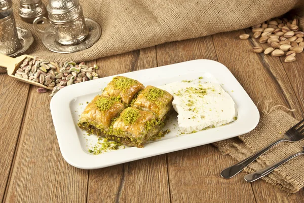 Турецький десерт пахлава Рамадан kadayif з фоном концепція морозива — стокове фото