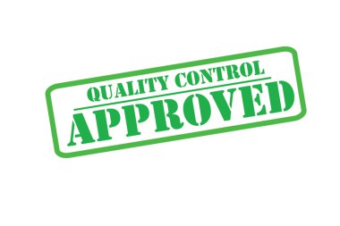 Köy zemininde ahşap masa ile Türk geleneksel işkembe çorbası