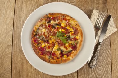 Bütün İtalyan pizza malzemelerle ahşap masa üzerinde
