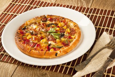 Bütün İtalyan pizza malzemelerle ahşap masa üzerinde