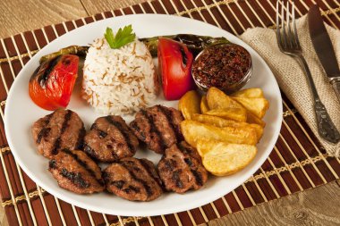 Türk geleneksel ev yapımı köfte köfte pilav pilav ve patates ile