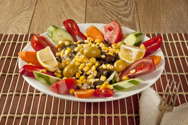 Salada italiana com azeitona verde e milho doce com fundo de madeira — Fotografia de Stock