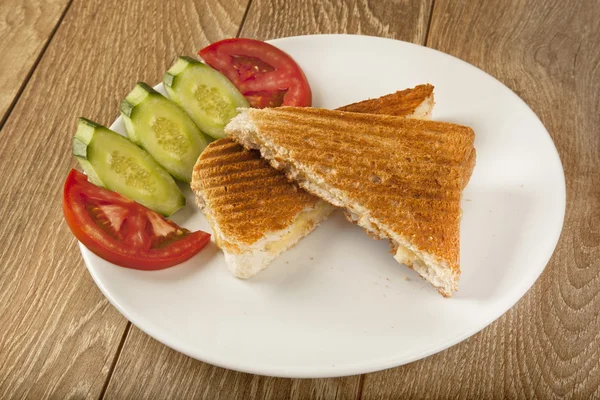 Турецкий сыр чеддер и сосиски тост деревянный фон — стоковое фото