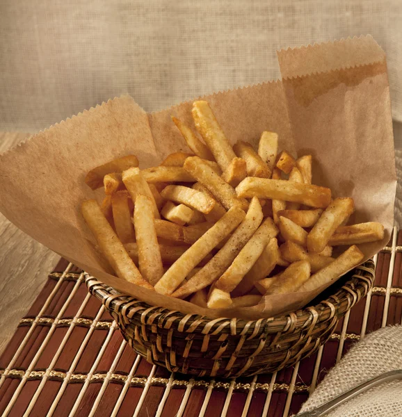 Franse frietjes met houten mandje — Stockfoto