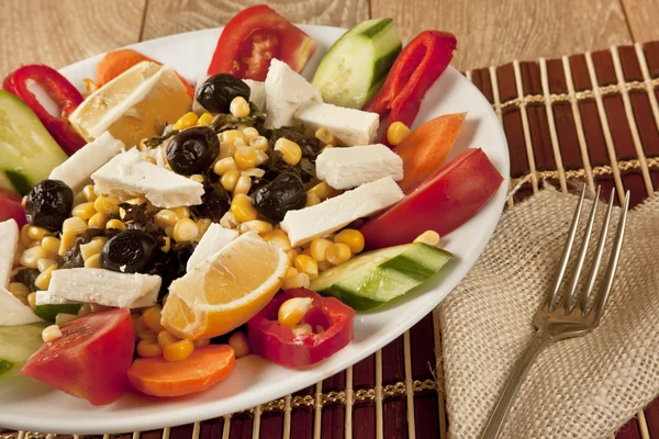 Salada italiana com azeitona verde e milho doce com fundo de madeira — Fotografia de Stock