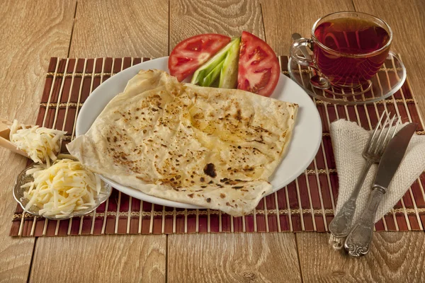 Traditionelle türkische Gozleme-Feta-Käse-Pita mit schwarzem Tee — Stockfoto