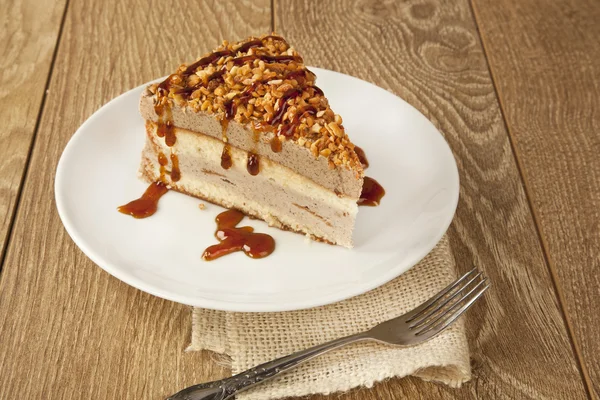 Pastel de chocolate con caramelo y cacahuetes — Foto de Stock