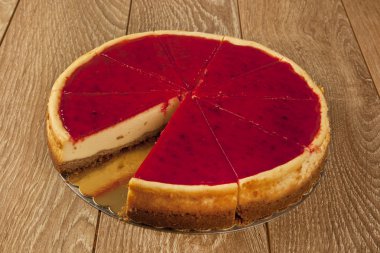 Ahşap masa üzerinde çilek ile Cheesecake