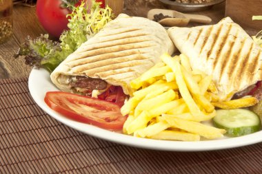 Türk Shawarma durum geleneksel tavuk ve et sish kebab şal