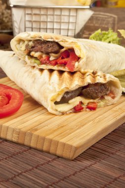 Türk Shawarma durum geleneksel tavuk ve et sish kebab şal
