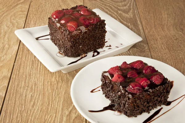 Darab csokoládé torta és jegesedés és friss bogyó — Stock Fotó