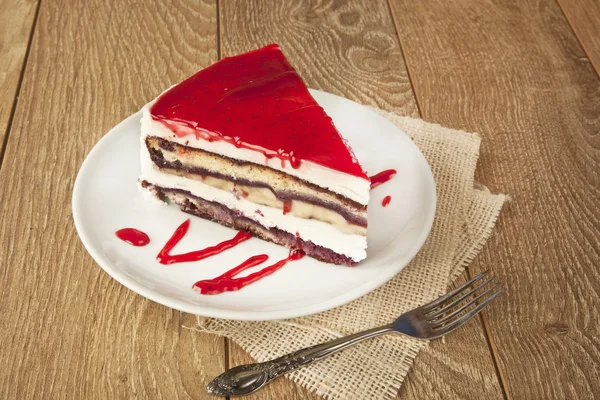 Tarta de queso con bayas en la mesa de madera — Foto de Stock