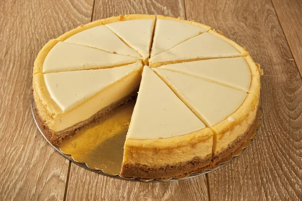 Ahşap rustik masa üzerinde limonlu cheesecake — Stok fotoğraf