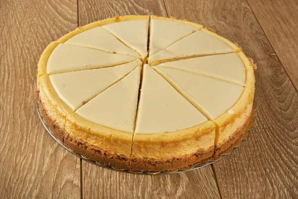 Cheesecake de limão em uma mesa rústica de madeira — Fotografia de Stock