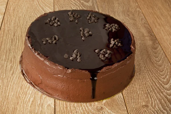 Gustosa torta al cioccolato su sfondo tavolo di legno — Foto Stock