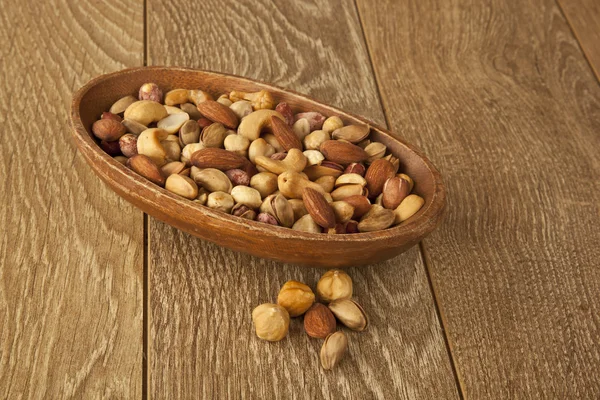 Nüsse auf einem Holztisch mischen — Stockfoto