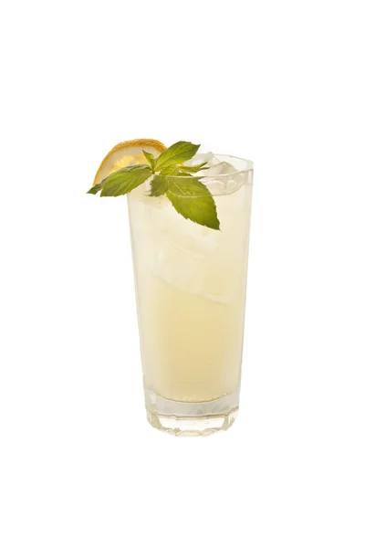 Glas limonade geïsoleerd op wit — Stockfoto