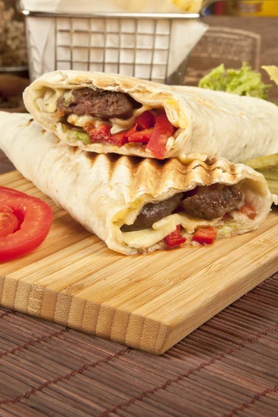 Turco Shawarma durum Frango tradicional e carne sish kebab wrap — Fotografia de Stock