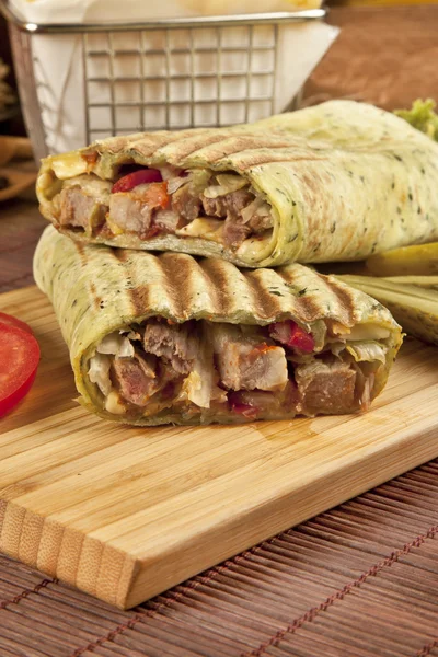 Türkisches Shawarma Durum traditionelles Hühner- und Fleischspieß-Wrap — Stockfoto