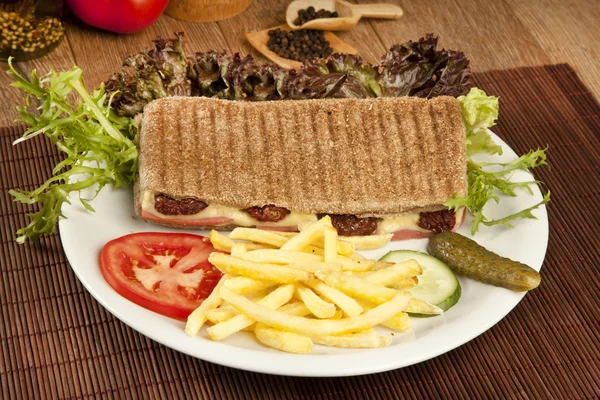 アイバリクにある Tostu トルコの伝統的なトースト サンドイッチ — ストック写真
