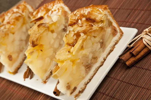 Sobremesa de torta de maçã orgânica caseira pronta para comer — Fotografia de Stock