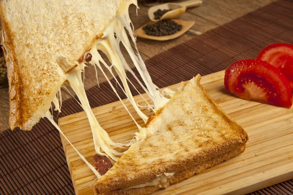 Тост с сыром и поджаренным сыром — стоковое фото