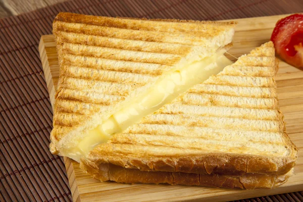 Geroosterde cheddar kaas sandwich Turkse toast — Stockfoto
