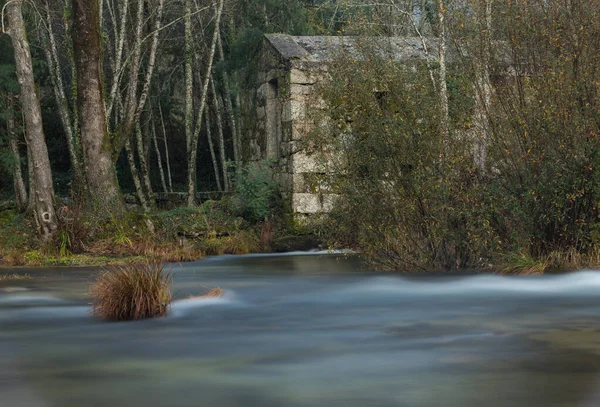 Molino Agua Piedra Abandonado Lecho Del Río Cavado Disparo Larga — Foto de Stock