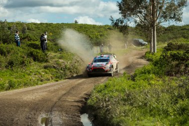 S.Pedro, Portekiz - 16 Mayıs 2021: Pierre Louis LOUBET (FRA), Florian HAUT-LABOURDETTE (FRA), HYUNDAI 2C COMPETITION, HYUNDAI I20 Coupe WRC, bir test gününde su sıçraması