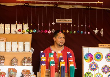 03 Ağustos 2019, erkek satıcı ve onun ortaçağ çadırı 