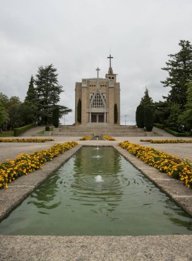Penha Tapınağı 'nın güzel çeşmesi ve bahçesi, Guimaraes yaz bulutlu bir sabahta. Dikey çekim.