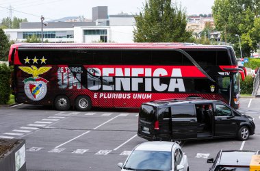 Braga, Portekiz - 06 Ağustos 2021: SL Benfica otobüsü Melia otelinin önüne park edildi