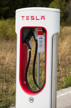 Ponferrada kenar mahalleleri, İspanya - 09 Ağustos 2021: Tesla süperşarj istasyonu. Tesla bir Amerikan elektrikli aracı ve temiz enerji şirketi.