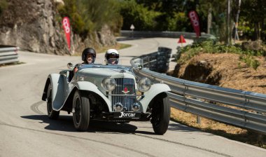 Caramulo, Portekiz - 05 Eylül 2021: 1939 Caramulo Motor Festivali 'nde Aston Martin 15-98 kısa şasi 2 koltuklu iki kadın sürücü
