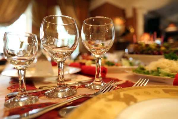 Restaurant Bar Café Geschirr Tisch Stuhl legen Kellner Glasplatte Kronleuchter Lampe Fenster Innenraum bestellen — Stockfoto