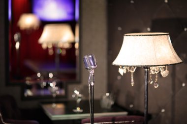 Restaurant bar cafe mikrofon retro zemin lamba lamba avize hafif müzik performans ses ses ayna yansıması